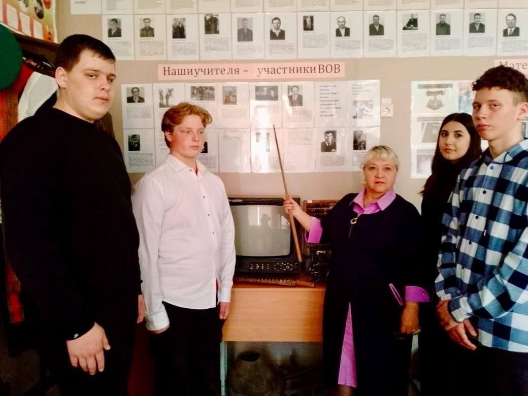 На экскурсии в музее 10 класс на уроке литературы, беседа у экспозиции Учителя - участники ВОВ.
