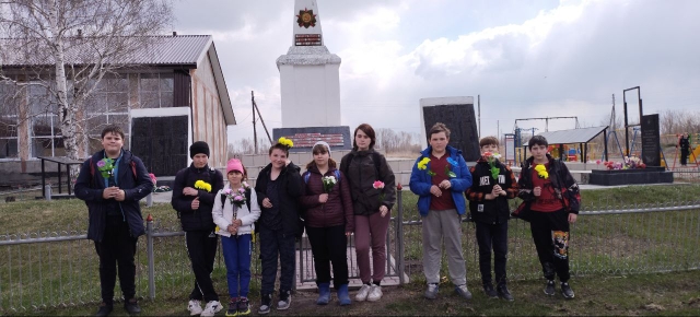 Возложение цветов на памятник..
